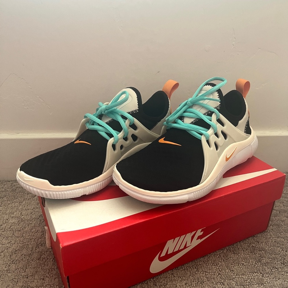 women’s nike acalme